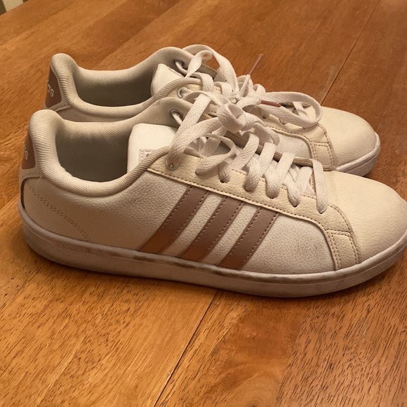 Adidas white leather lace up sneakers with arose gold colored stripe size 10 - Picture 2 of 12